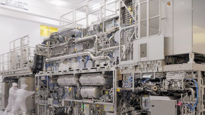 ASML TWINSCAN EXE:5200B High-NA EUV lithography system in a semiconductor cleanroom