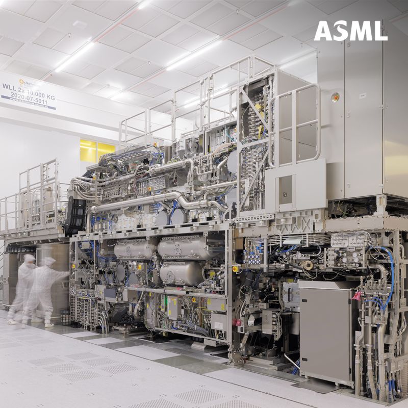 ASML TWINSCAN EXE:5200B High-NA EUV lithography system in a semiconductor cleanroom