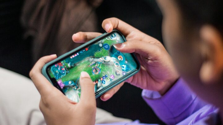 iPhone mobile gaming illustrating reported Apple game controller plans