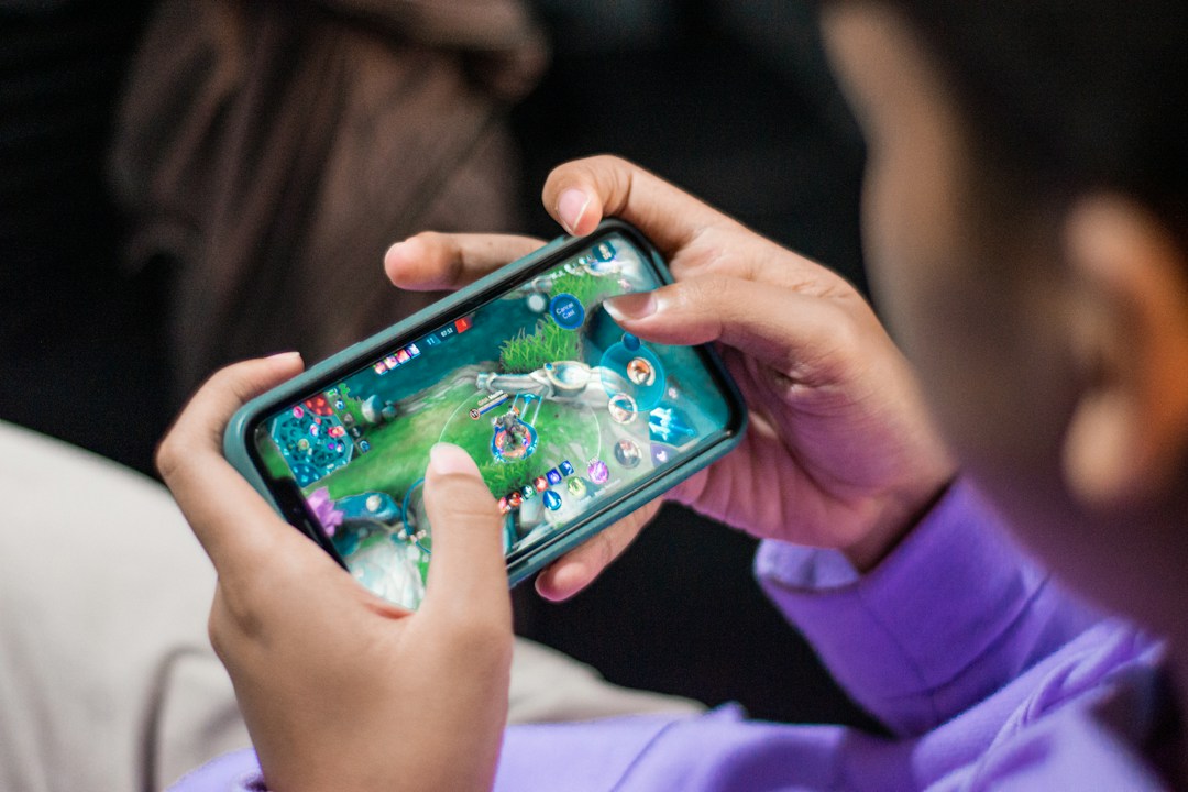 iPhone mobile gaming illustrating reported Apple game controller plans